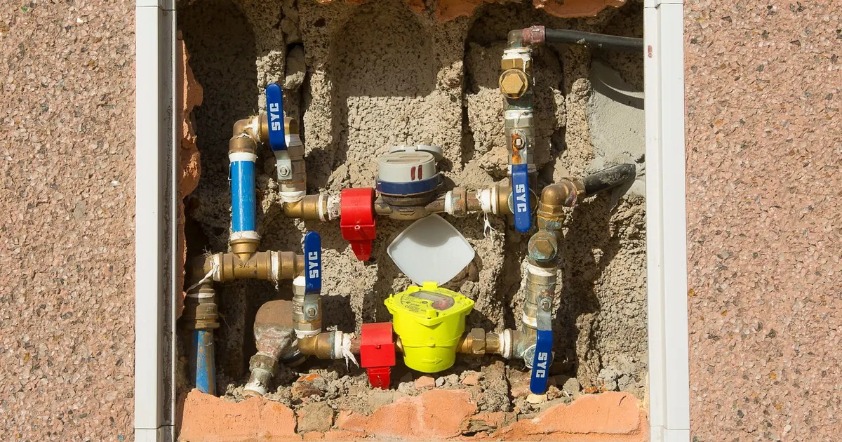 Compteur d'eau et vannes dans un coffret mural