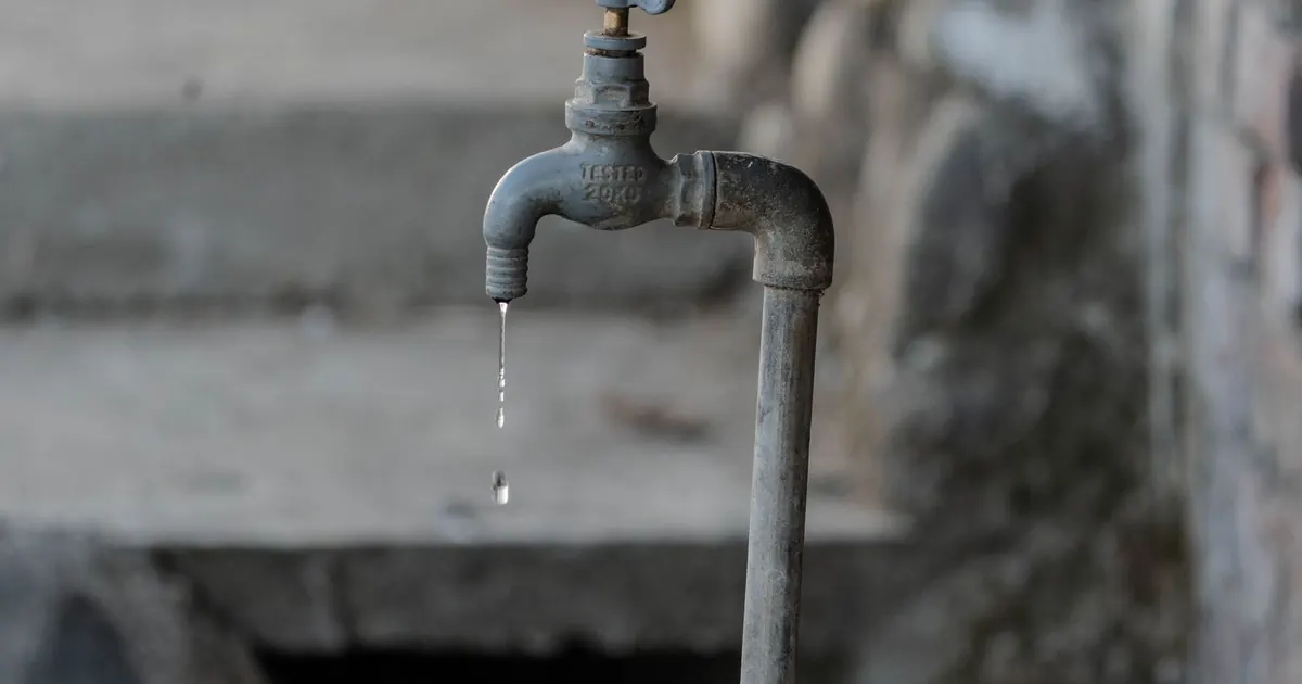 Robinet extérieur dont l'eau goutte