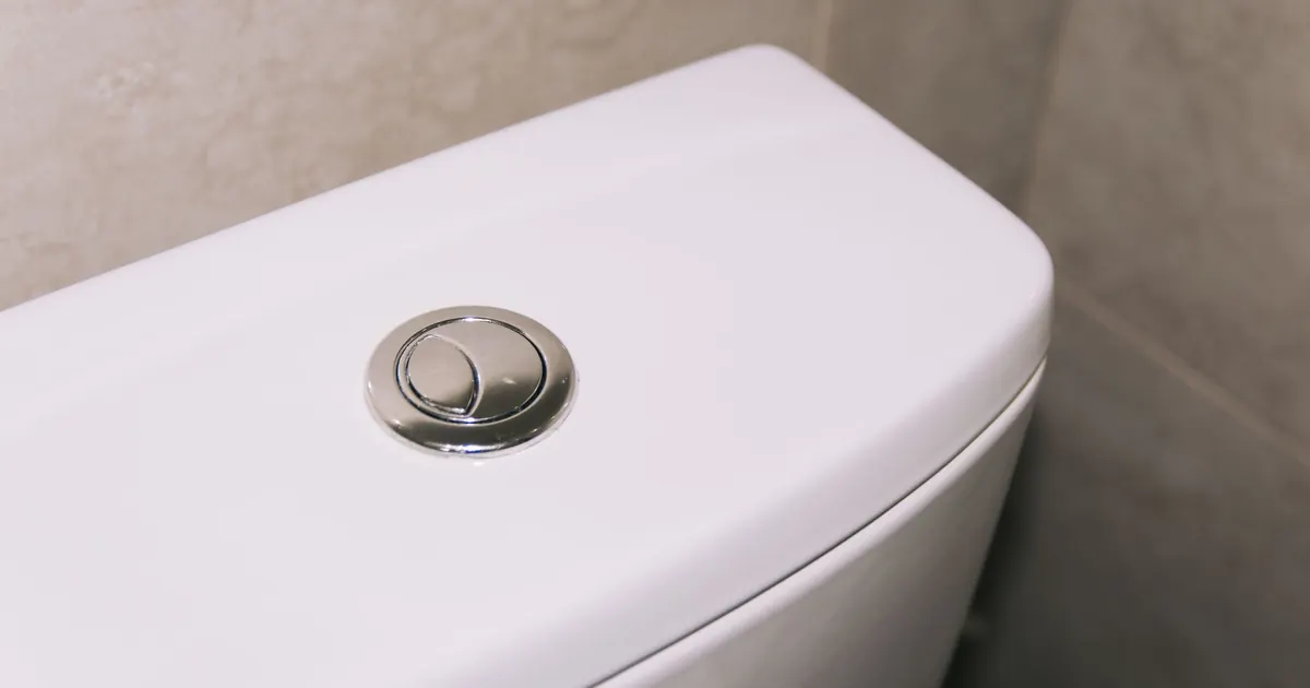 Plombier réparant des toilettes