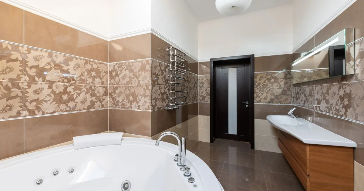 Baignoire dans une salle de bain